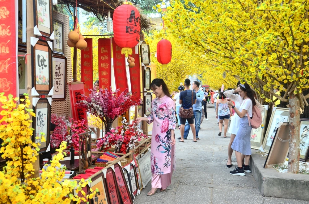 Địa Điểm Xin Chữ Đầu Năm Ở Đâu TP.HCM? Những Gợi Ý Cho Bạn phố ông đồ cung văn hóa lao động